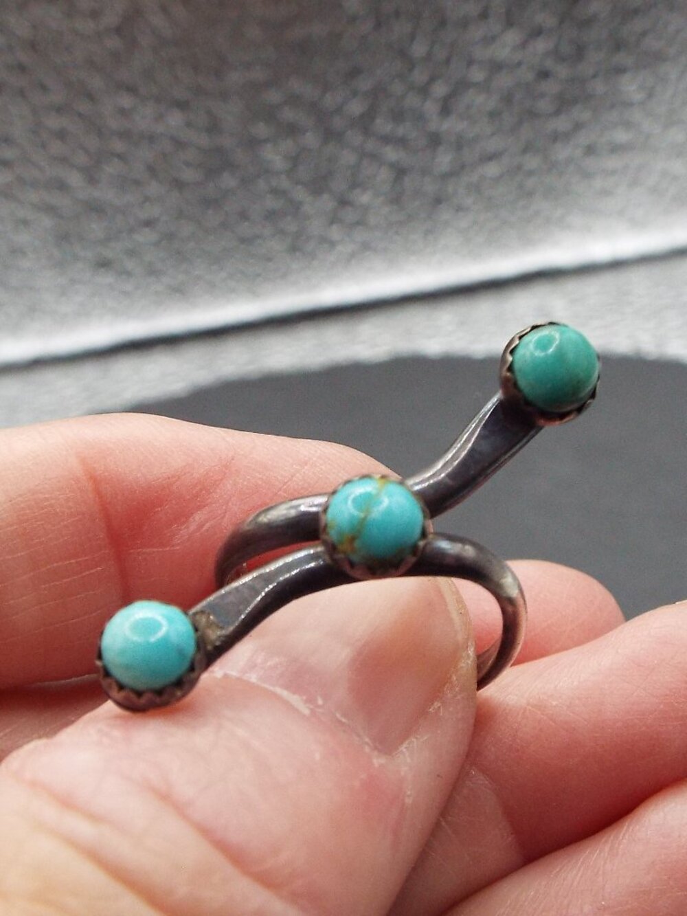 NATIVE AMERICAN ANTIQUE TURQUOISE SYMBOLIC SNAKE STERLING WRAP SZ. 4.5 RING 15C